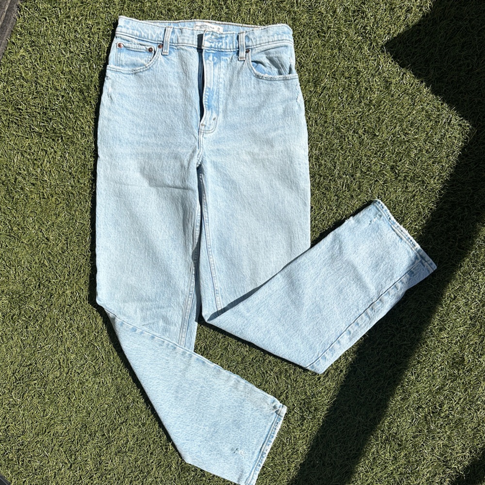 A&F Ultra High Rise 90s Straight Jean